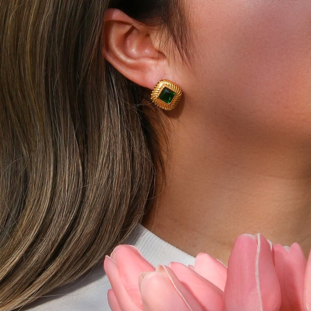 Green Zircon Vintage Textured Rhombus Gold Stud Earrings - Picture 4 of 6